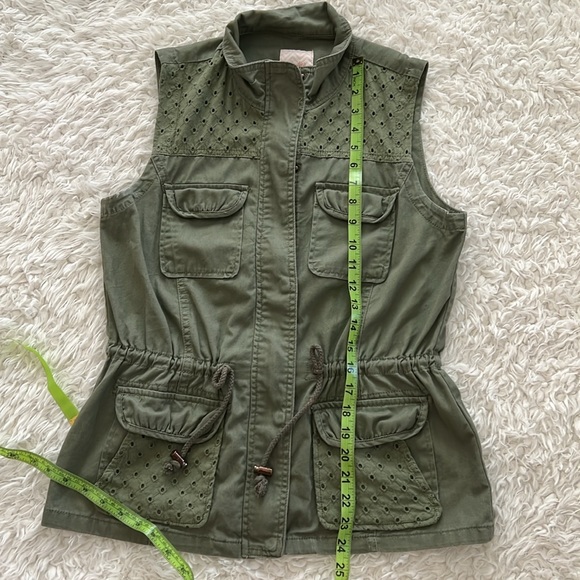 Candie's Sleeveless Vest - Picture 12 of 14